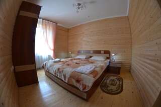 Отель Sribni Rosy Микуличин Двухместный номер с 2 отдельными кроватями и дополнительной кроватью-4