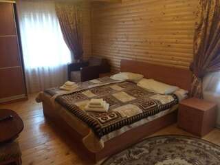 Отель Sribni Rosy Микуличин Двухместный номер с 2 отдельными кроватями и дополнительной кроватью-7
