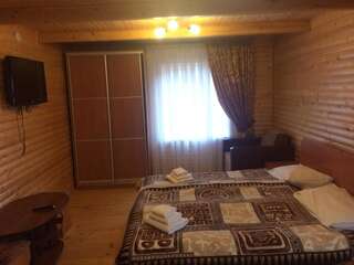 Отель Sribni Rosy Микуличин Двухместный номер с 2 отдельными кроватями и дополнительной кроватью-8